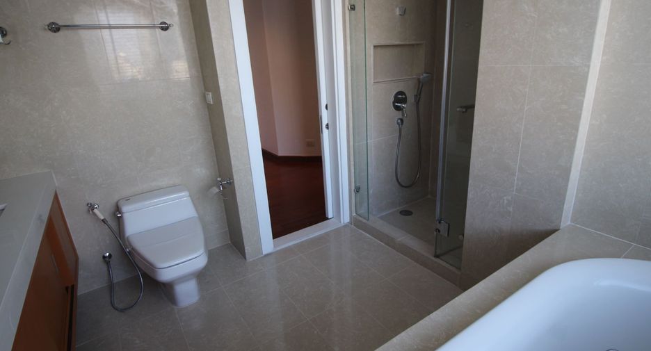 For rent 3 bedrooms condo in Pathum Wan, Bangkok