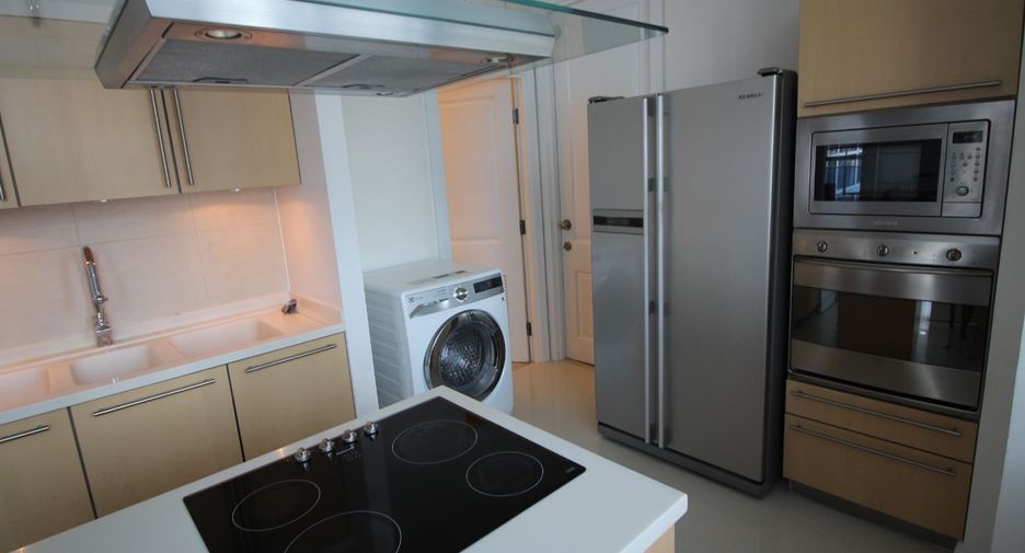For rent 3 bedrooms condo in Pathum Wan, Bangkok
