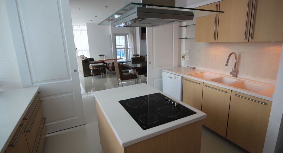 For rent 3 bedrooms condo in Pathum Wan, Bangkok