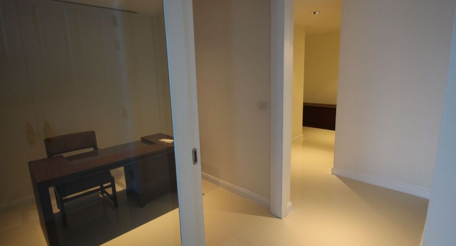For rent 3 bedrooms condo in Pathum Wan, Bangkok
