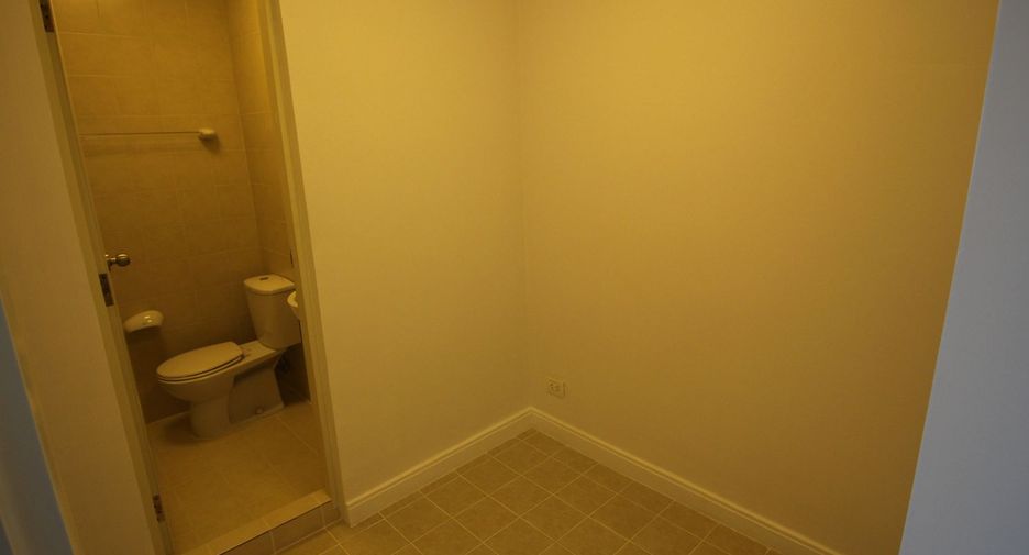 For rent 3 bedrooms condo in Pathum Wan, Bangkok