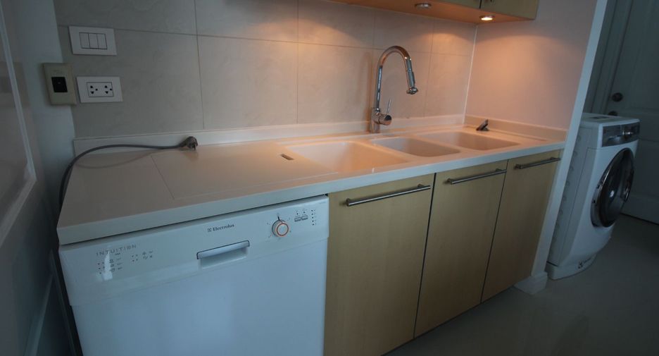 For rent 3 bedrooms condo in Pathum Wan, Bangkok