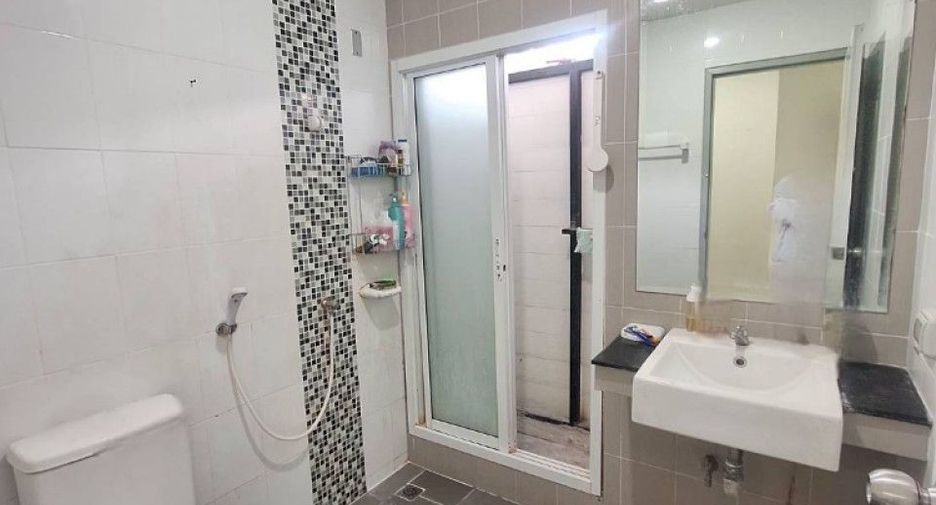 For sale 3 bedrooms townhouse in Mueang Samut Prakan, Samut Prakan