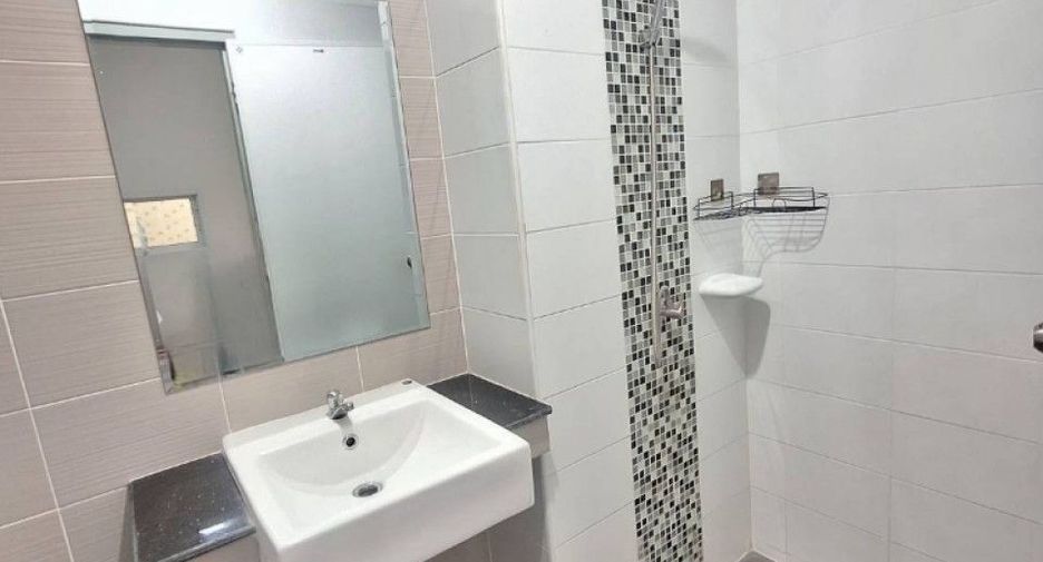 For sale 3 bedrooms townhouse in Mueang Samut Prakan, Samut Prakan