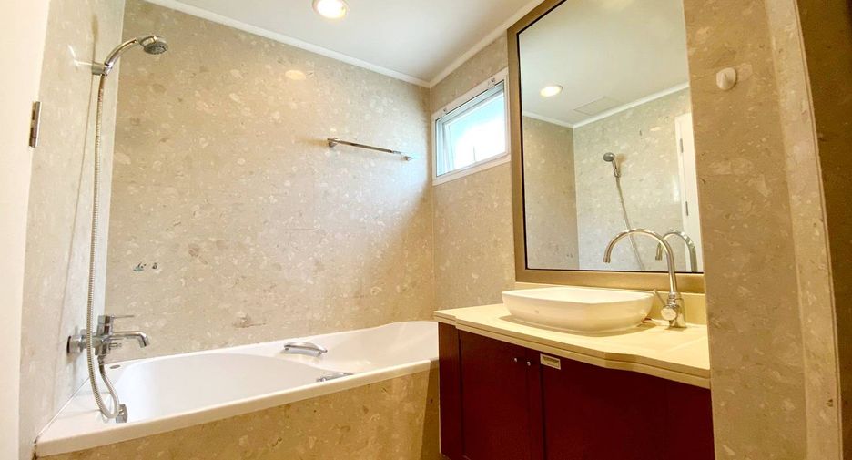 For rent 2 bedrooms condo in Pathum Wan, Bangkok