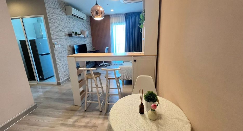 For rent 2 bedrooms condo in Huai Khwang, Bangkok