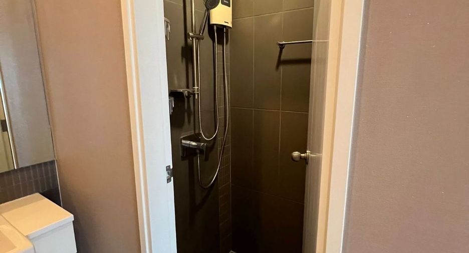 For rent 2 bedrooms condo in Huai Khwang, Bangkok