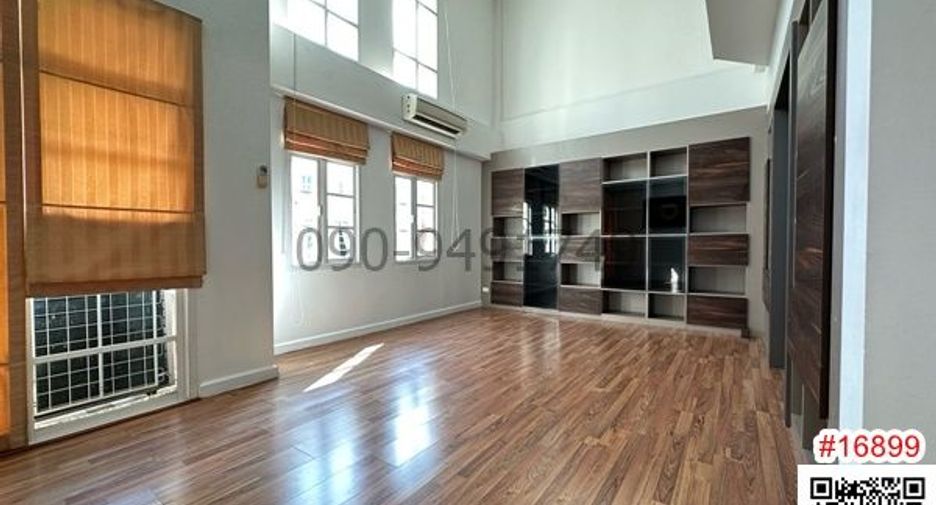 For rent 3 bedrooms townhouse in Bang Na, Bangkok