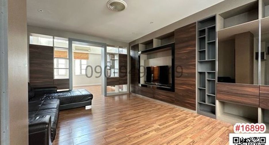 For rent 3 bedrooms townhouse in Bang Na, Bangkok