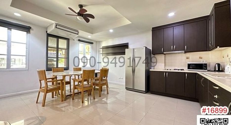 For rent 3 bedrooms townhouse in Bang Na, Bangkok