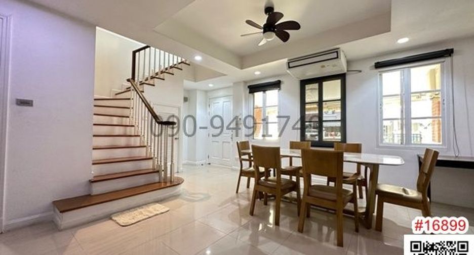 For rent 3 bedrooms townhouse in Bang Na, Bangkok