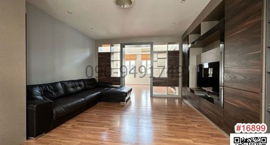 For rent 3 bedrooms townhouse in Bang Na, Bangkok
