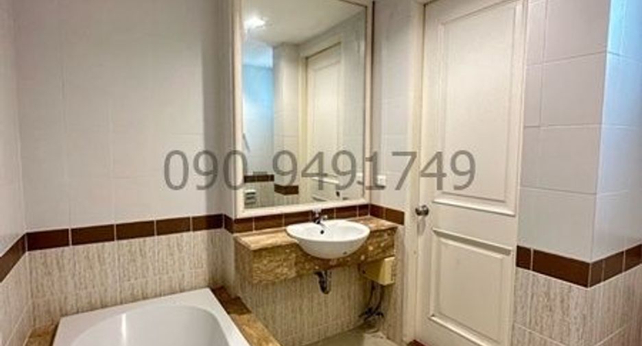 For rent 3 bedrooms townhouse in Bang Na, Bangkok