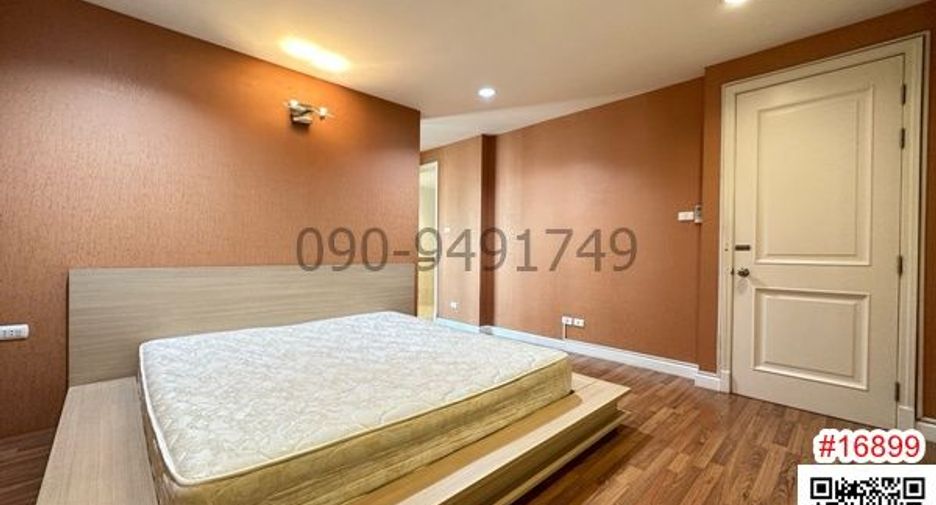 For rent 3 bedrooms townhouse in Bang Na, Bangkok