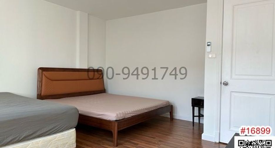 For rent 3 bedrooms townhouse in Bang Na, Bangkok