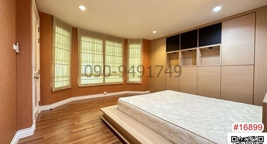 For rent 3 bedrooms townhouse in Bang Na, Bangkok