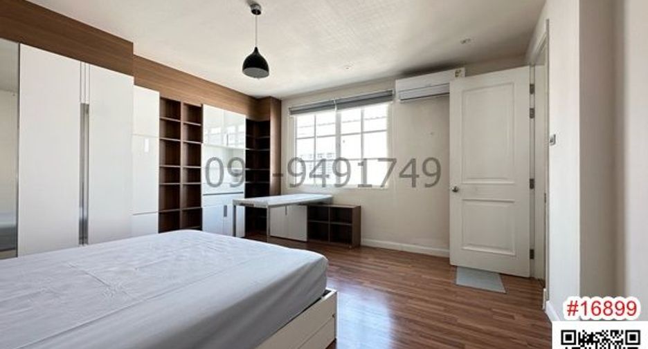 For rent 3 bedrooms townhouse in Bang Na, Bangkok