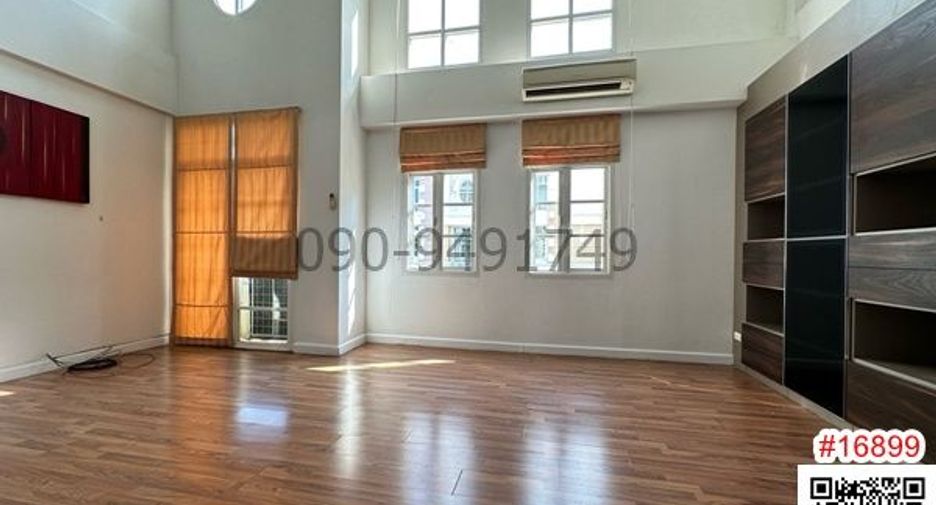 For rent 3 bedrooms townhouse in Bang Na, Bangkok