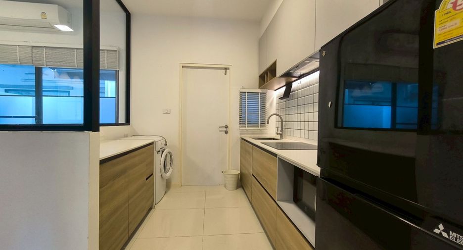 For rent 3 bedrooms townhouse in Bang Phli, Samut Prakan