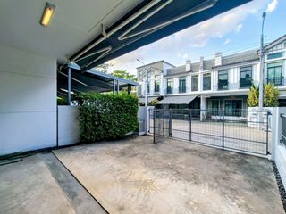 Casa adosada en alquiler de 3 habitaciones en Bang Phli, Samut Prakan