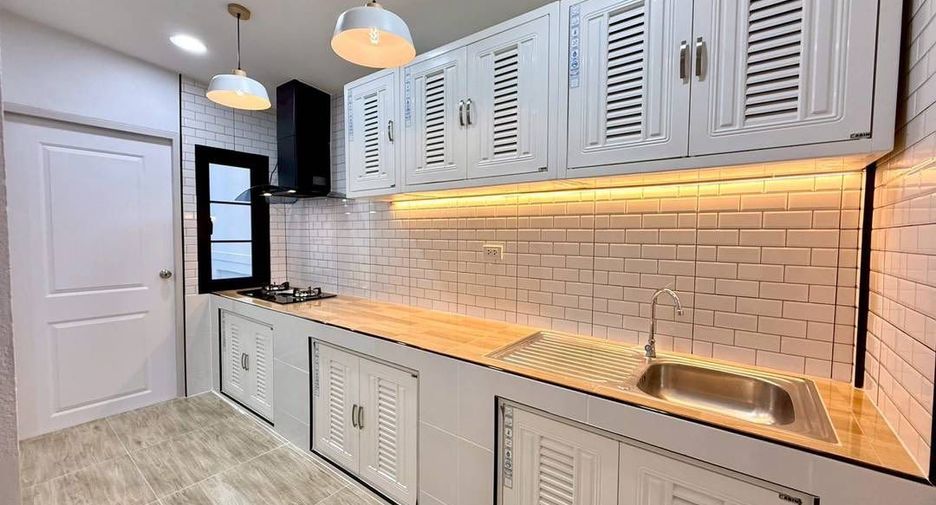 Casa en venta de 3 habitaciones en Si Racha, Chonburi
