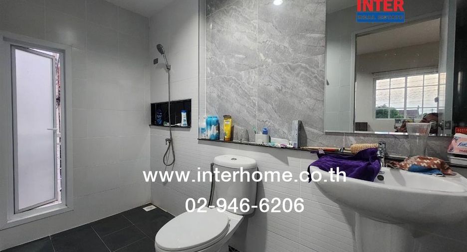 For sale 4 bedrooms townhouse in Mueang Samut Sakhon, Samut Sakhon