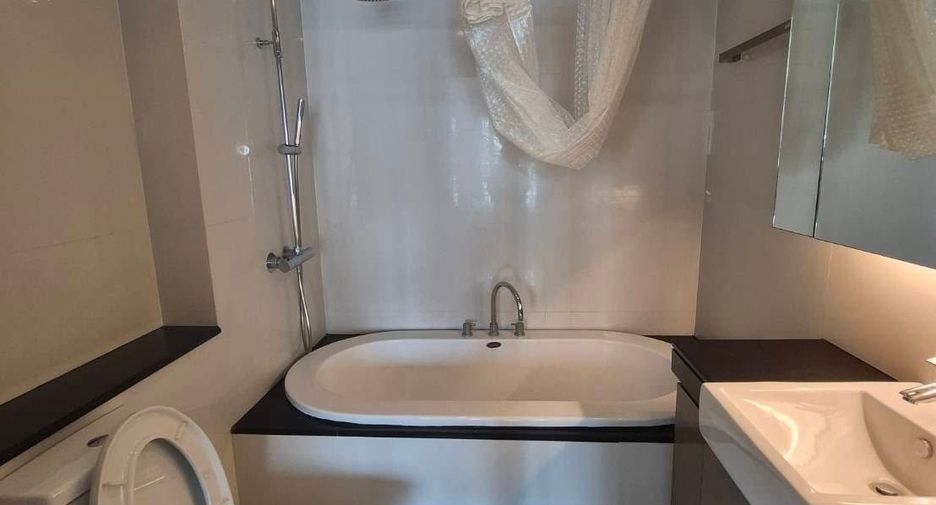 For rent 2 bedrooms condo in Pathum Wan, Bangkok