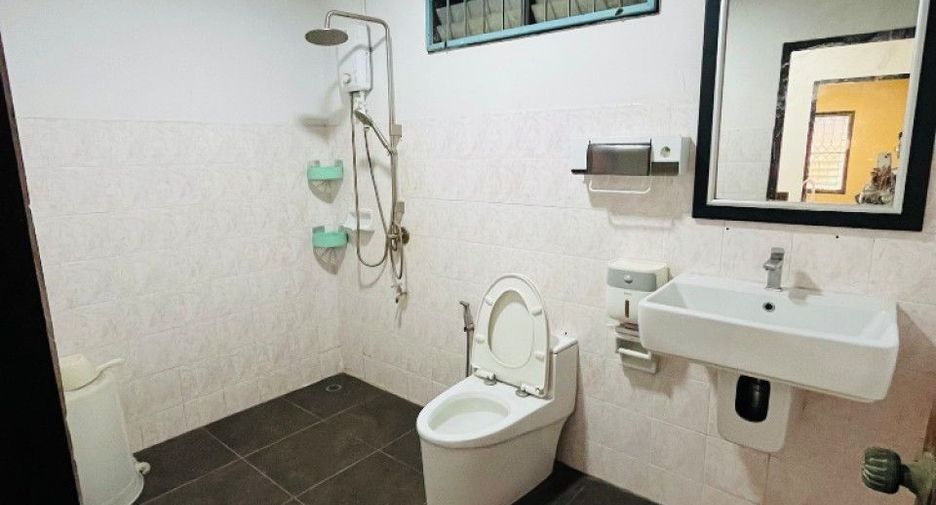 For sale 4 bedrooms townhouse in Bang Sao Thong, Samut Prakan