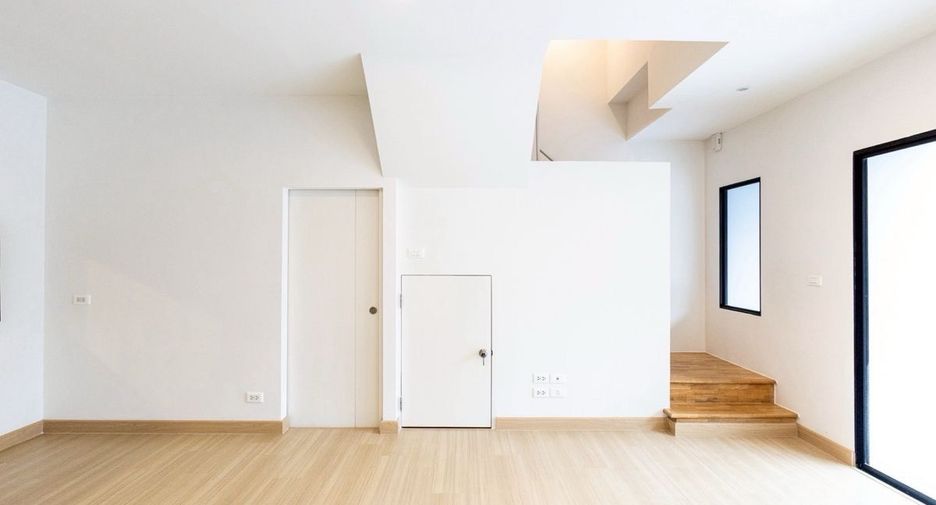 For sale 3 bedrooms townhouse in Prawet, Bangkok