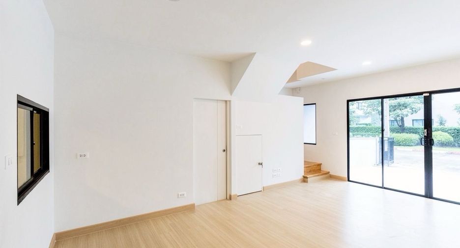 For sale 3 bedrooms townhouse in Prawet, Bangkok