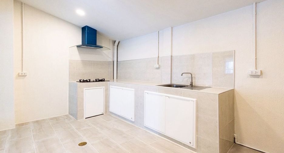 For sale 3 bedrooms townhouse in Prawet, Bangkok