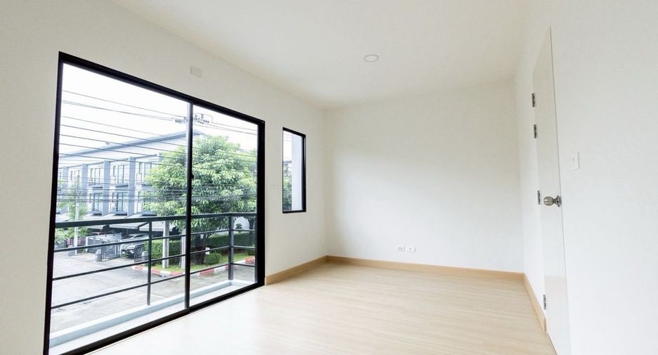 For sale 3 bedrooms townhouse in Prawet, Bangkok