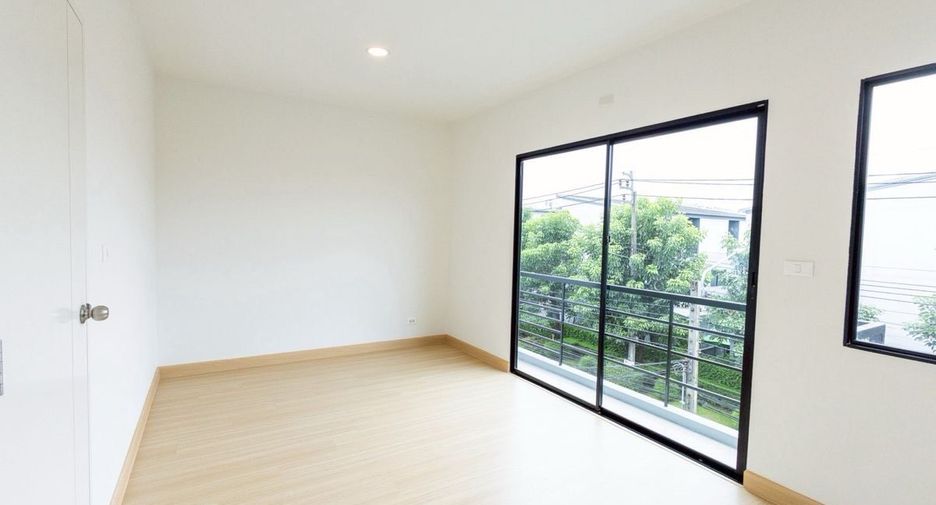 For sale 3 bedrooms townhouse in Prawet, Bangkok