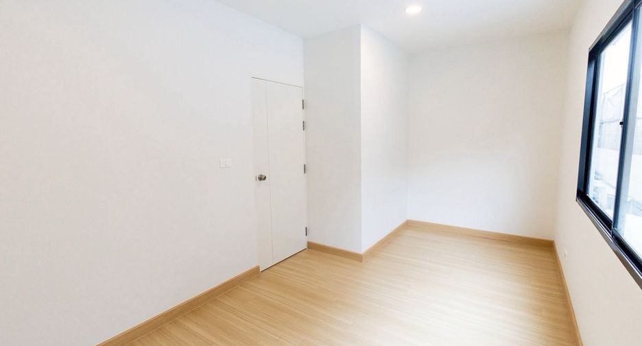 For sale 3 bedrooms townhouse in Prawet, Bangkok