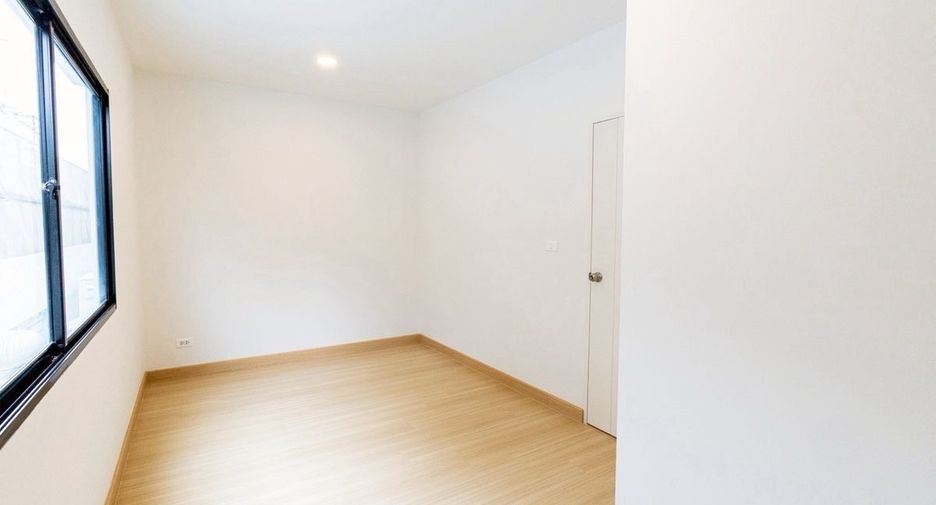 For sale 3 bedrooms townhouse in Prawet, Bangkok