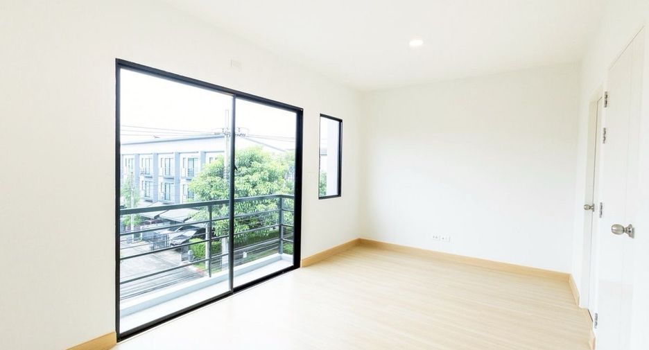 For sale 3 bedrooms townhouse in Prawet, Bangkok