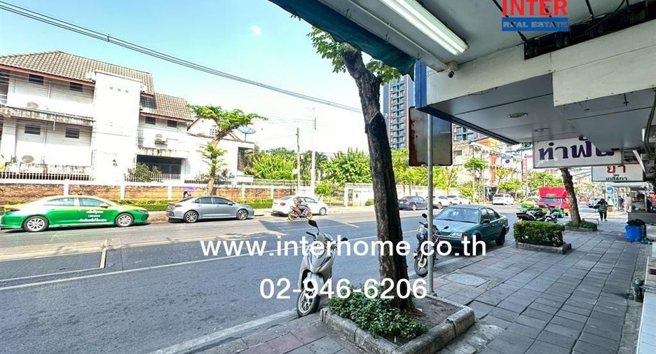 For sale 4 bedrooms retail Space in Bangkok Noi, Bangkok
