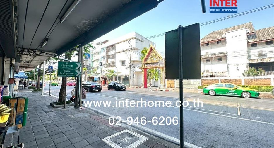 For sale 4 bedrooms retail Space in Bangkok Noi, Bangkok