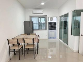 Casa adosada en alquiler de 4 habitaciones en Si Racha, Chonburi