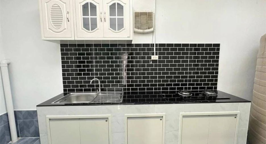 For rent 4 bedrooms townhouse in Si Racha, Chonburi