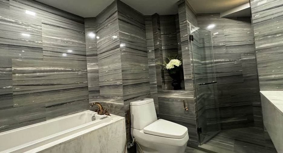 Condo en alquiler de 3 habitaciones en Watthana, Bangkok