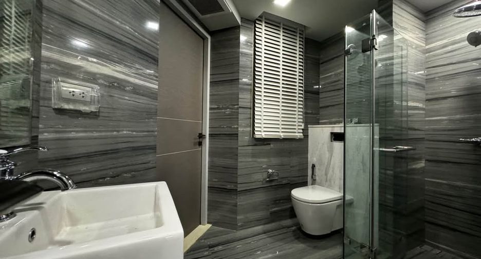 Condo en alquiler de 3 habitaciones en Watthana, Bangkok