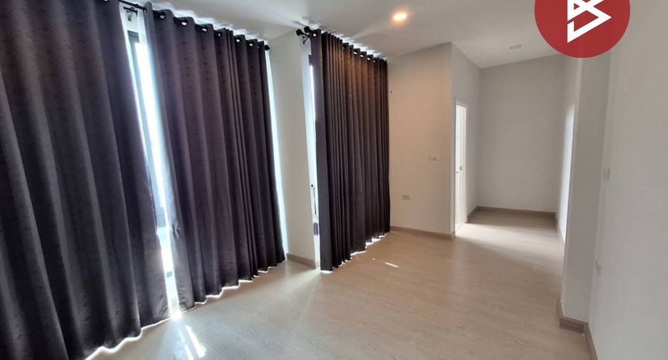 For sale 4 bedrooms townhouse in Khlong Sam Wa, Bangkok