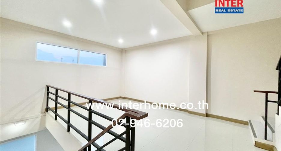 For sale 4 bedrooms retail Space in Saphan Sung, Bangkok