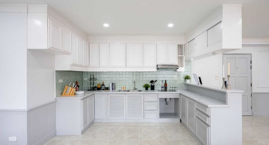 For sale 2 bedrooms condo in Khlong Toei, Bangkok