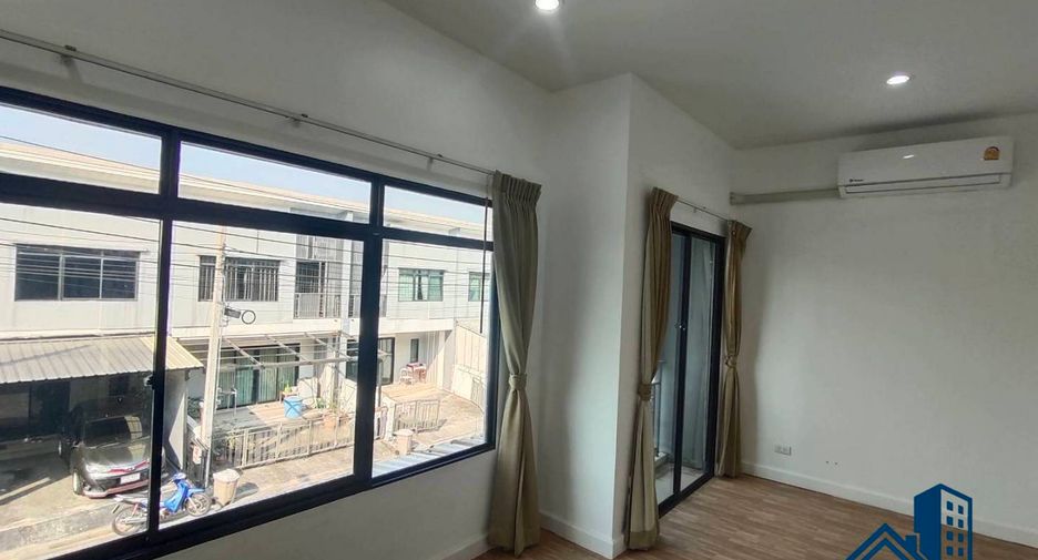 For sale 3 bedrooms townhouse in Prawet, Bangkok
