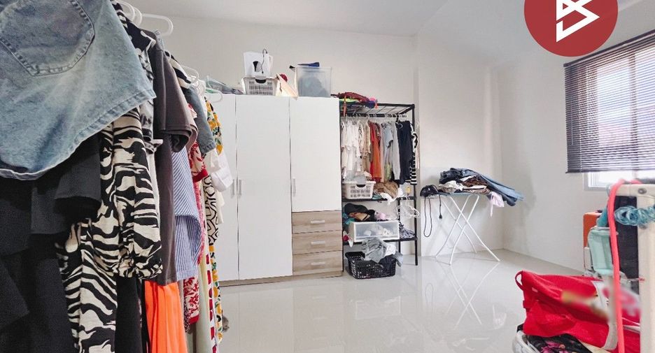 For sale 4 bedrooms house in Mueang Uthai Thani, Uthai Thani