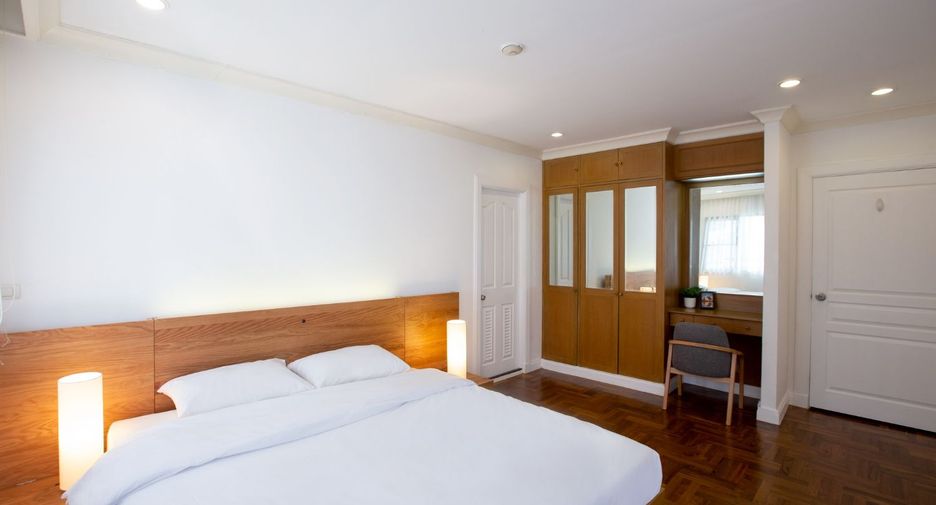 For rent 3 bedrooms apartment in Khlong Toei, Bangkok