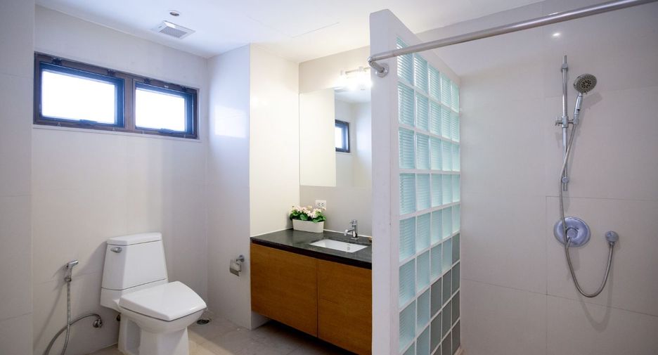 For rent 3 bedrooms apartment in Khlong Toei, Bangkok