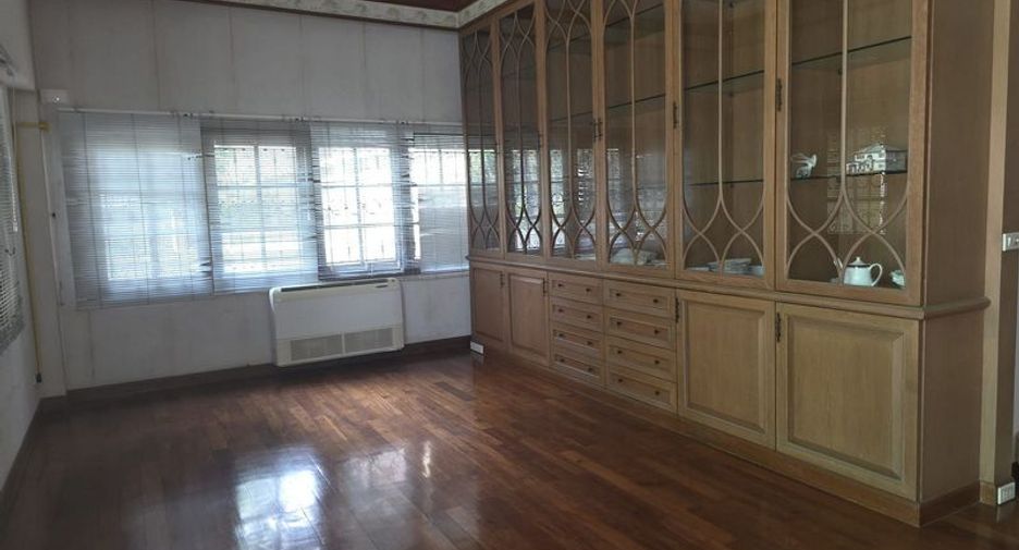 À louer 4 chambres maison à Watthana, Bangkok